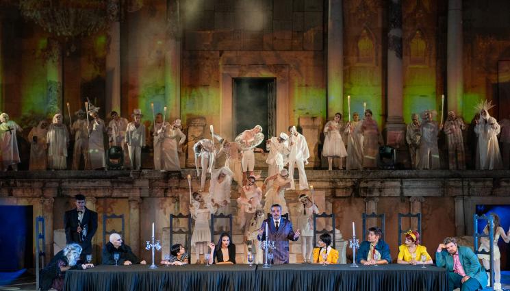 Адамс - Семейство Адамс пее и вилнее в Античния (СНИМКИ)