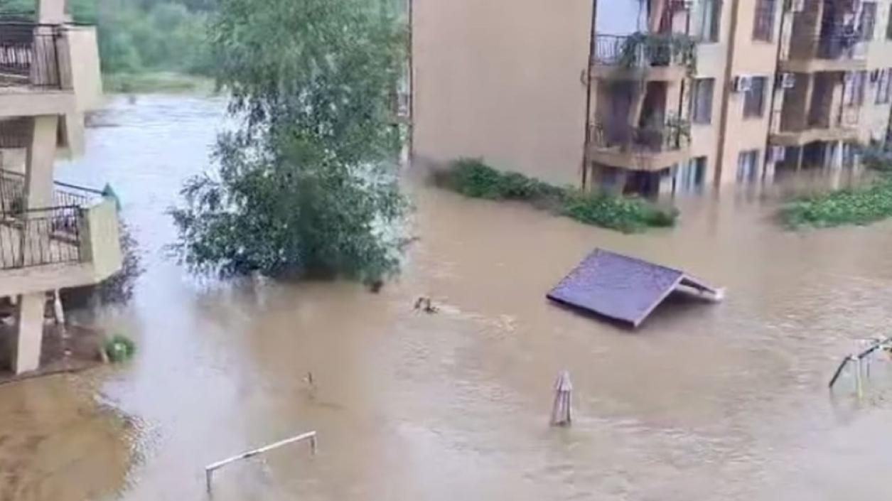 Проливни дъждове предизвикаха наводнения в Царево и Варвара