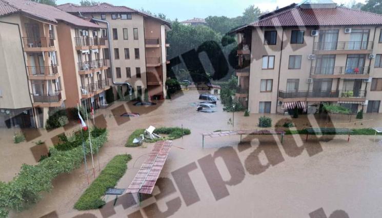 Царево - БЕДСТВИЕ ПО ЮЖНОТО ЧЕРНОМОРИЕ: Съдийка и дъщеря й отнесени с колата си в бурните води! (СНИМКИ)