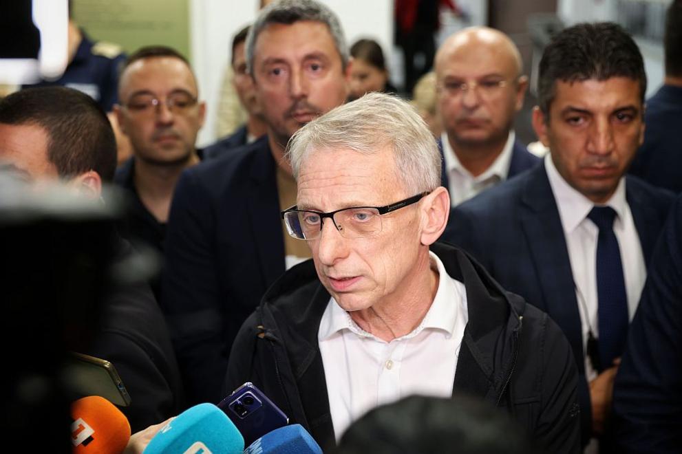 Министър-председателят Николай Денков пристигна в Царево след невижданите наводнения, които