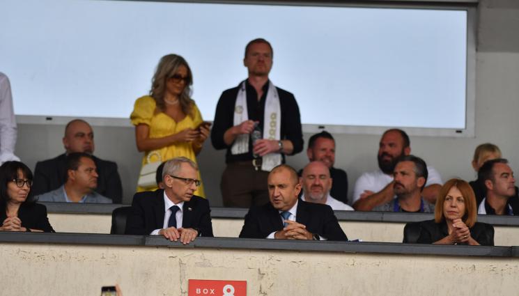 Николай Денков Румен Радев - ЗАРОВИХА ЛИ ТОМАХАВКИТЕ? Премиер и президент заедно в ложата на “Мача на надеждата” (СНИМКИ)