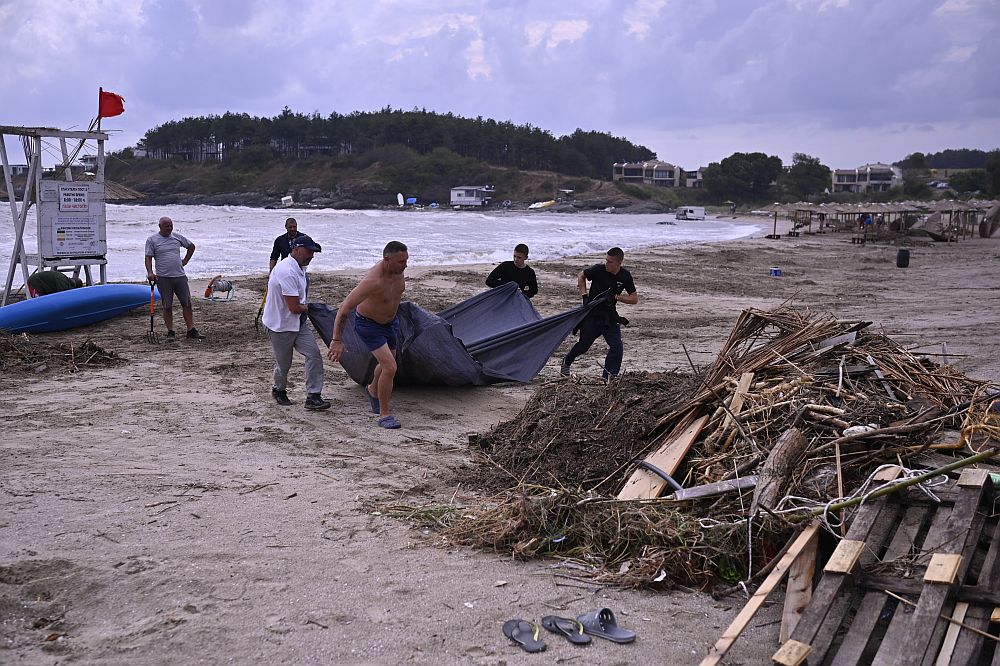 В началото на септември водната стихия по Южното Черноморие отне живота на четирима души - двама мъже и две жени. Сред загиналите беше председателят на Районният съд в Царево съдия Мария Москова и нейната дъщеря ветеринарният лекар Даниела Йорданова. Те, заедно с още един мъж, бяха повлечени от високата вълна при опит да преминат мост, който пропадна под автомобила им. От морето беше извадено и тялото на четвъртата жертва – пешеходец, попаднал на неподходящото място, в неподходящо време.