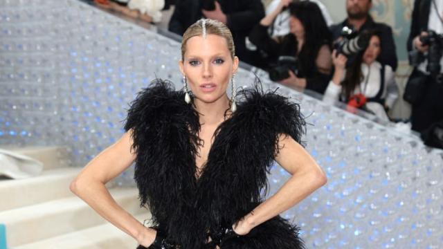 Сиена Милър е лицето на нова есенна колекция  (СНИМКИ)