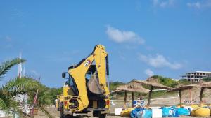 С тежка техника започна почистването на централния плаж в Ахтопол