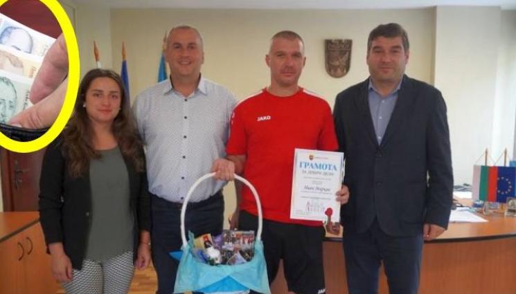 пари - ДОБРО ДЕЛО: Мъж намери тлъста пачка и я върна