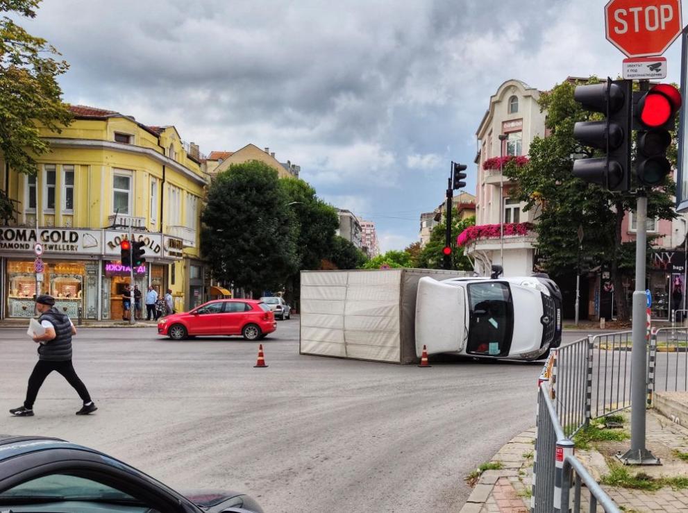 Микробус се е обърнал на централен варненски булевард, предава Агенция Булфото. Булфото