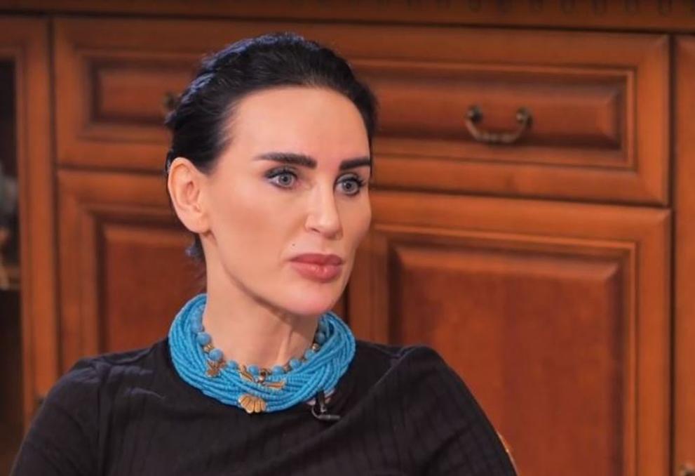 Нейно превъзходителство Олеся Илашчук е родена в Чернивци, Украйна. Завършила