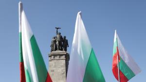 Десетки граждани се събраха на протест пред Паметника на съветската