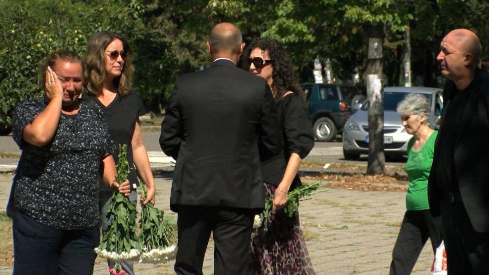 Близки и приятели изпратиха съдия Мария Москова и дъщеря й