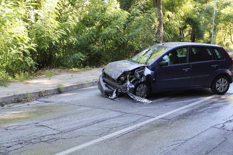 Лек автомобил се удари в джип на пътя Благоевград-парк Бачиново.