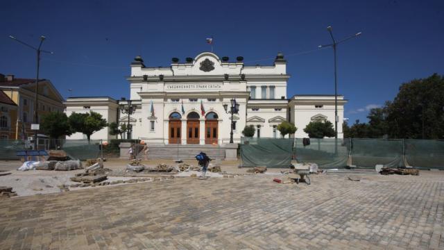 Ремонт след ремонта: Докъде стигна пренареждането на жълтите павета (СНИМКИ)