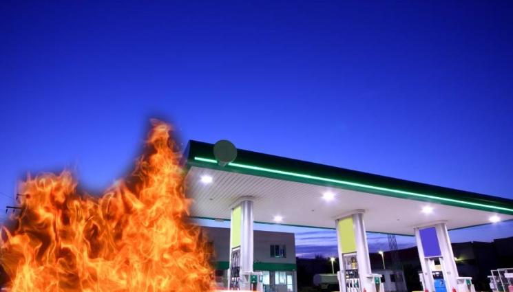 пожар - ИЗВЪНРЕДНО: Пожар лумна на метри от бензиностанция!