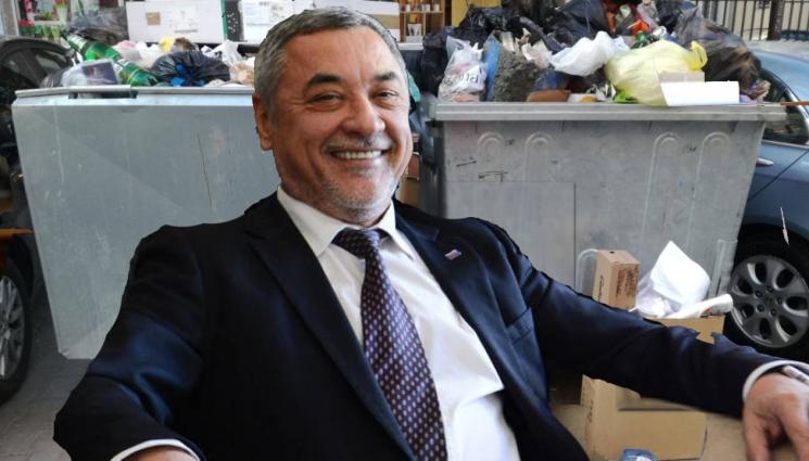 Валери Симеонов - ОТНОВО НА ХОРИЗОНТА: Валери Симеонов прати клетник в кофите! (СНИМКИ)