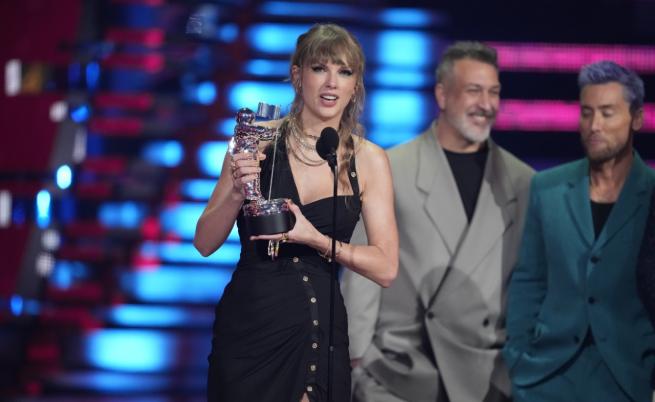 Успех след успех: Тейлър Суифт грабна две от видео музикалните награди на MTV