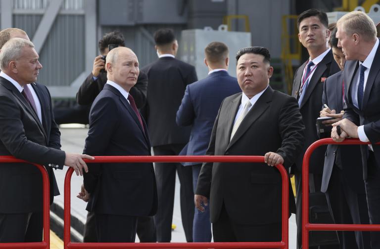 Путин и Ким Чен ун се срещнаха в космодрума Восточний