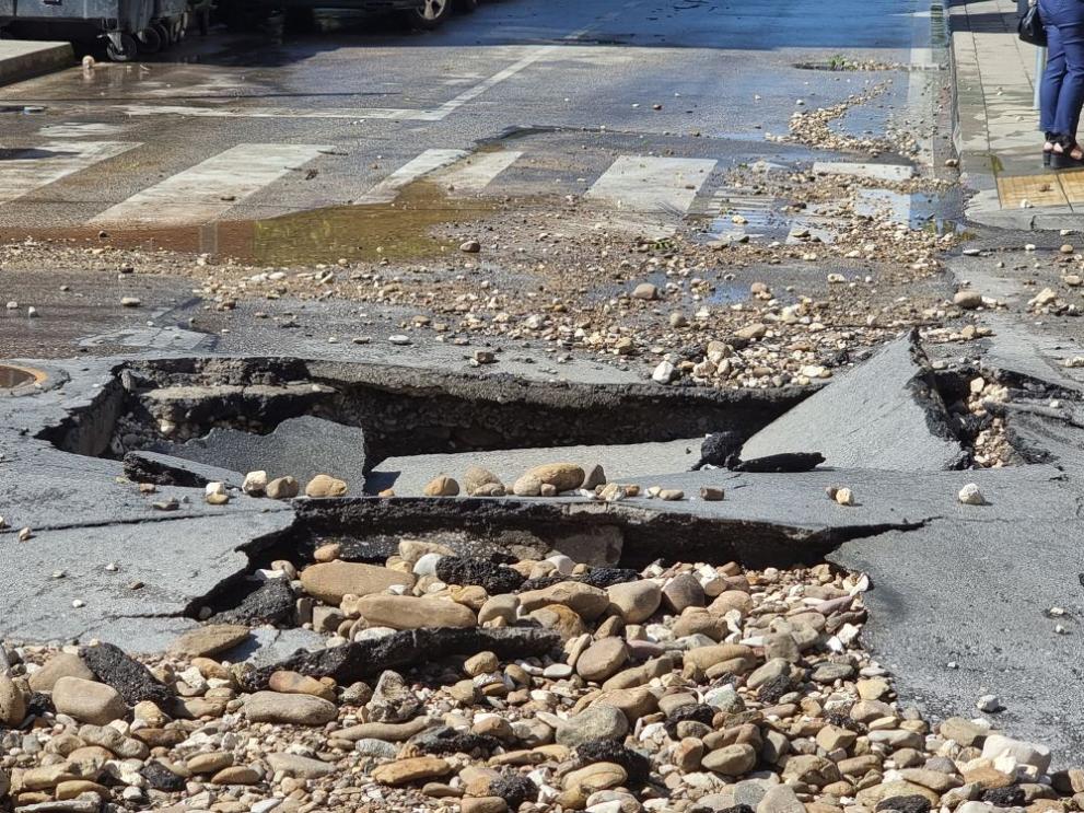 Тръба с топла вода се спука в Плевен, разбита е