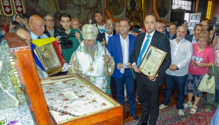 Плащаницата на Света Петка - ЧУДЕСА И ВЯРА: Плащаницата на Св. Петка носи здраве в Търново