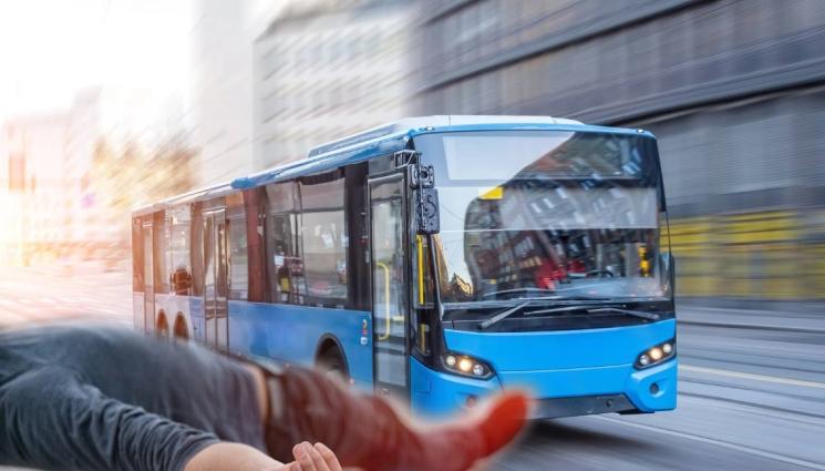 автобус - 40 души вдигнаха автобус, за да спасят заклещен мъж