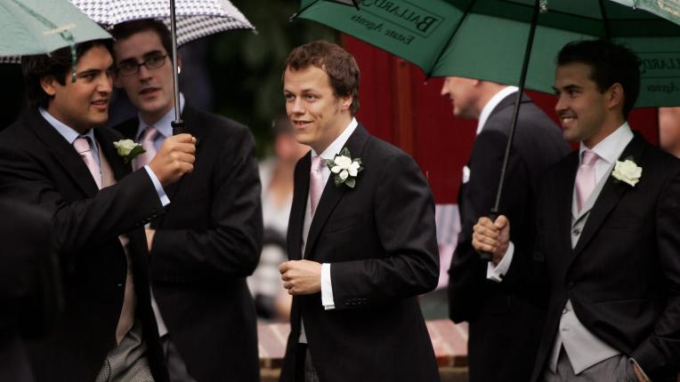  Синът на кралица Камила - Том Паркър Боулс 