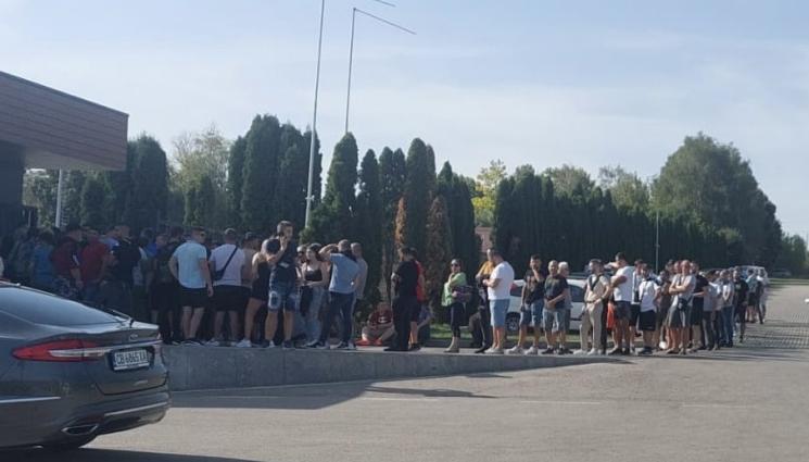 Опашки за билети в Разград - Огромен интерес към евробилетите на Лудогорец