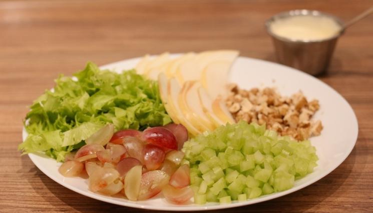 салата - ЗЛАТНО ВРЕМЕ: В кухнята на „Отчаяни съпруги“: Уолдорфска салата за десет минути (РЕЦЕПТА)