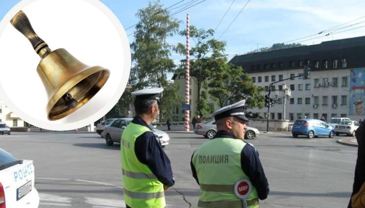 КАТ 15 септември - НЯМА ПРОШКА: КАТ връчва честитки пред школата!