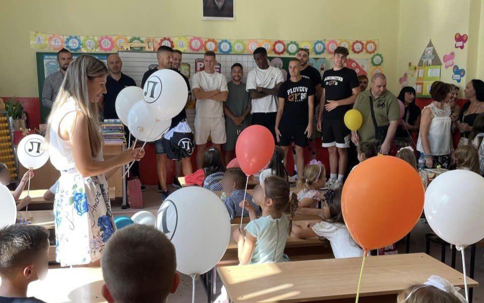 От Локомотив Пловдив посетиха началното училище Петко Рачов Славейков“ в