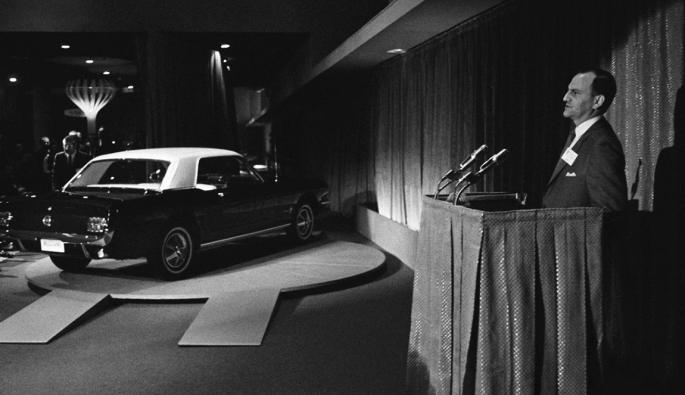  Лий Якока представя Ford Mustang пред медийте през 1964 г.