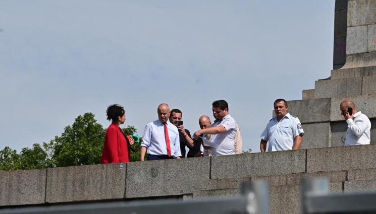 МОЧА - ЖИВА ВЕРИГА: Депутати попречиха на ограждането на МОЧА