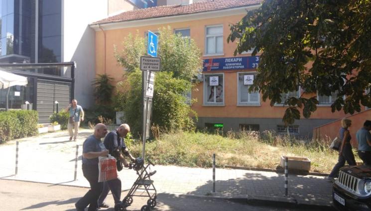 13о ДКЦ - Пациенти бранят 13-о ДКЦ от събаряне, щели да вдигат фитнес на мястото на детския център (СНИМКА)