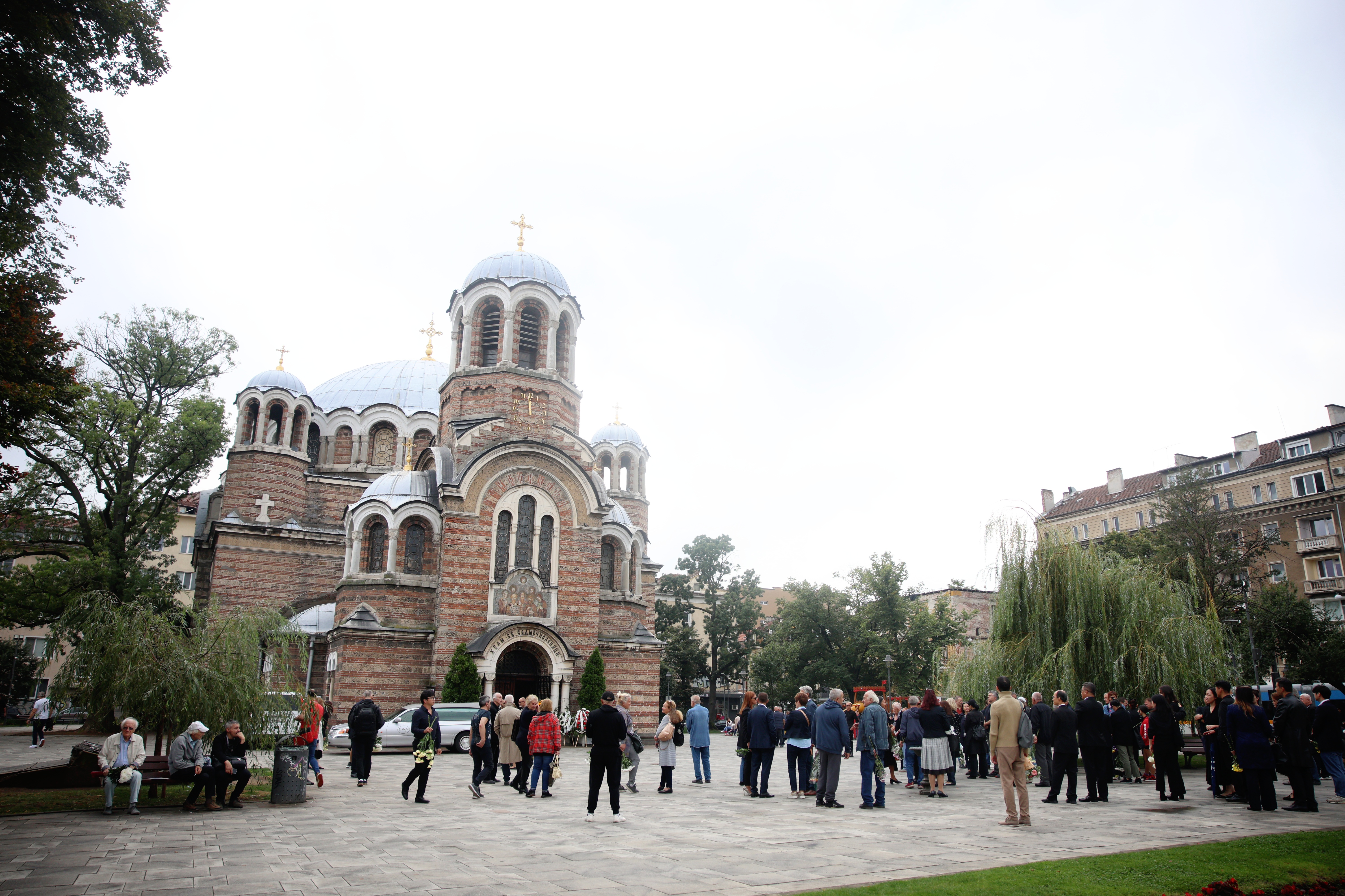 <p>Семейство, близки, приятели и общност си взеха последно сбогом с известния скулптор и художник Ставри Калинов. Поклонението пред тленните му останки бе в столичния храм &bdquo;Св. Седмочисленици&ldquo;</p>