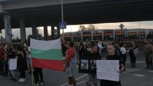 Жители на село Лозен отново блокираха Околовръстния път в София