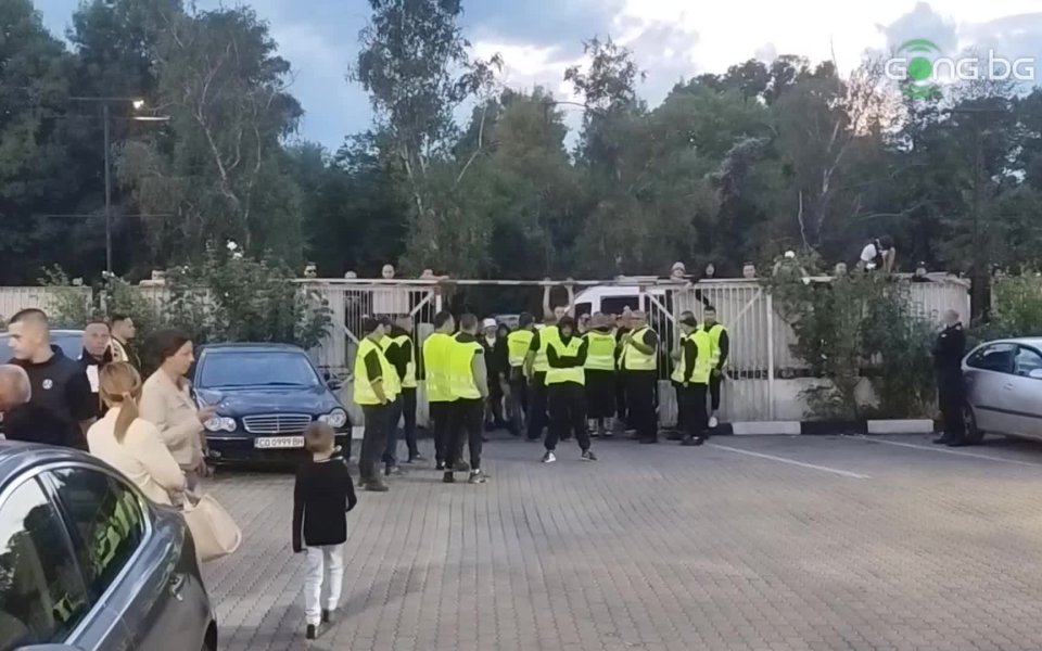 Дълго след края на мача с Локомотив София феновете на