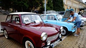 Ретро парад на автомобили събира автентични за времето си трабанти