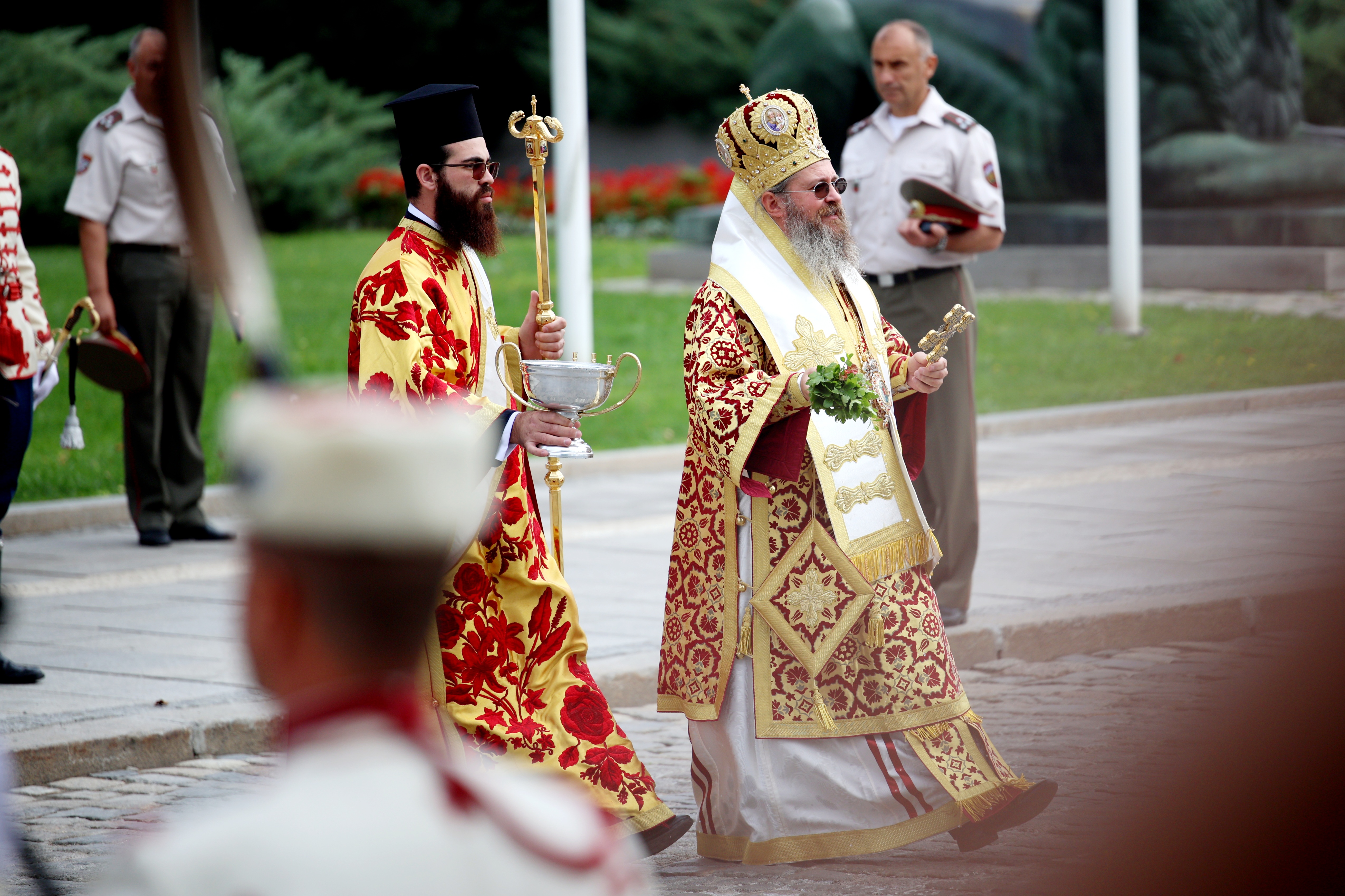 <p>Пред храма &bdquo;Света София&ldquo;, дал името на града бе отслужен тържествен водосвет и издигнато знамето на град София. Водосветът отслужи Белоградчишкият епископ Поликарп заедно с Велбъждски епископ Исаак</p>