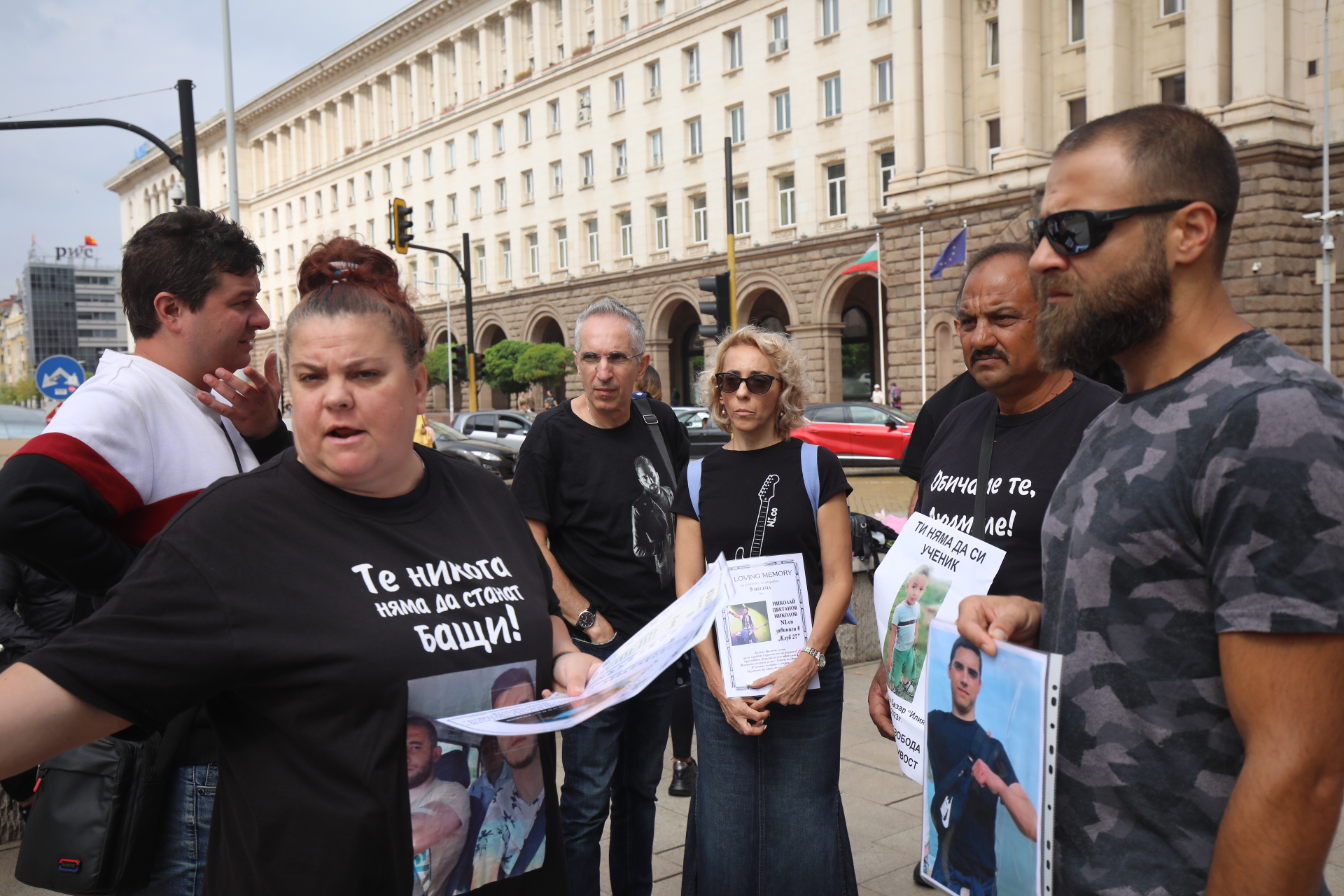 <p>Родители на деца, загинали в катастрофи, залепиха некролози на входа на парламента</p>