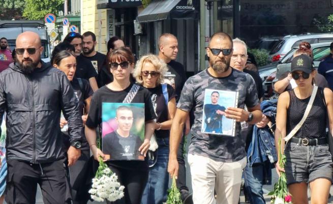 Близки на загинали при катастрофи на протест пред Съдебната палата в София