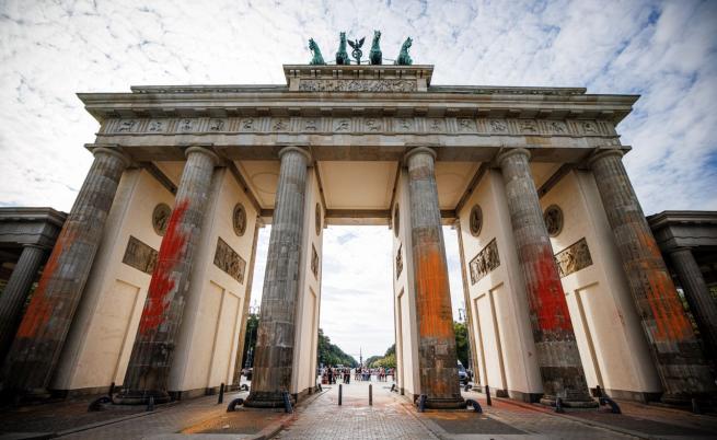 Екоактивисти напръскаха със спрей Бранденбургската врата