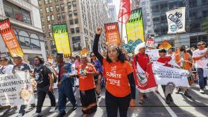 Десетки хиляди хора излязоха на протест по улиците на Манхатън