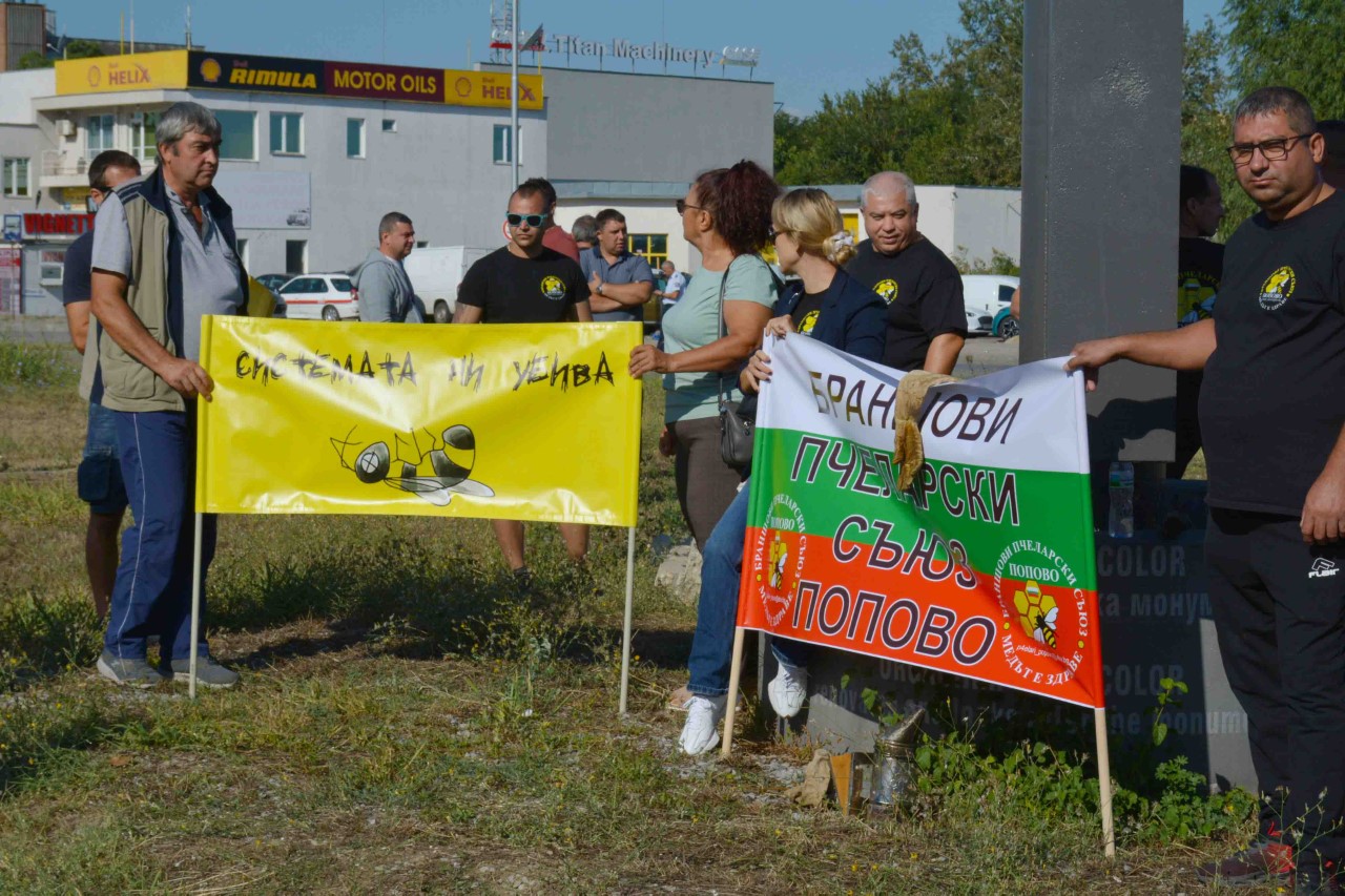 Земеделски производители организираха протест при ГКПП Дунав мост, като блокирана със земеделски машини движението в района на граничния пункт.