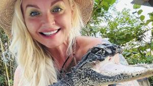 Парк за влечуги във Флорида приюти женски алигатор загубил носа
