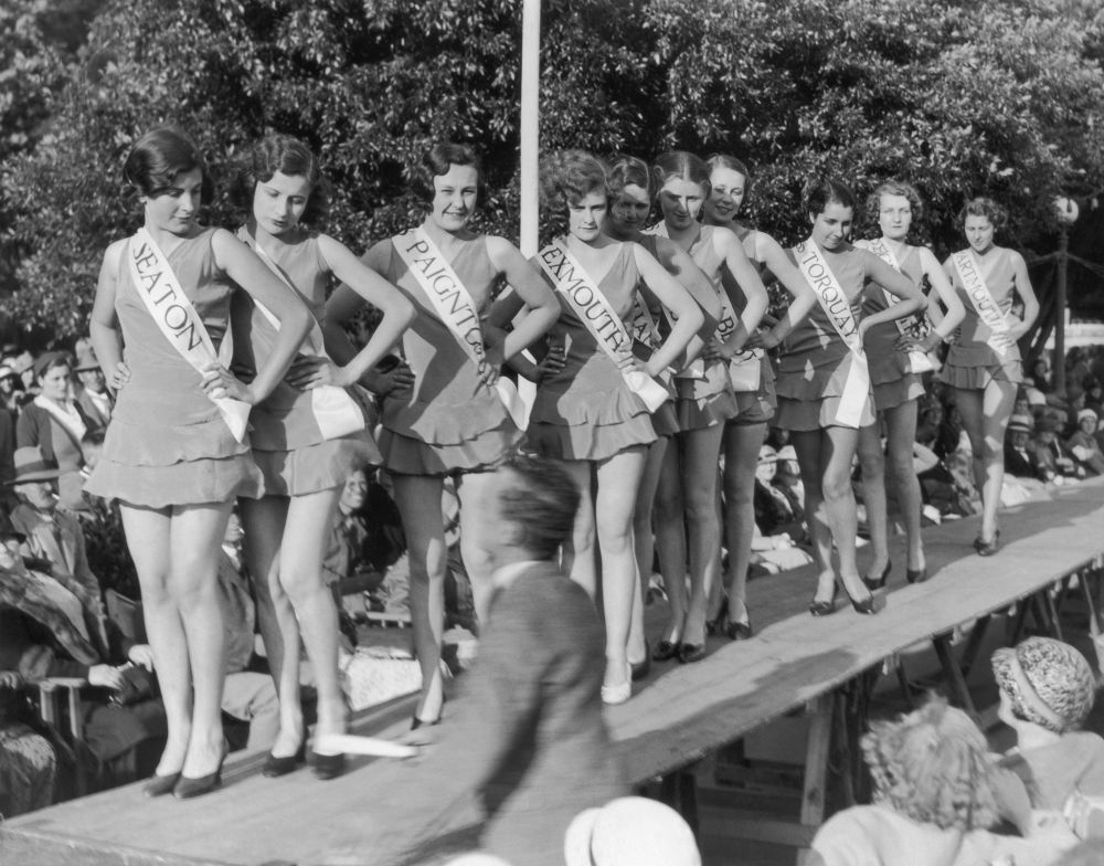 Кралица на Британската ривиера, 1933 година