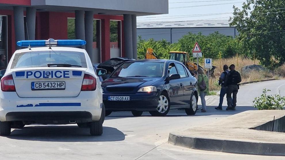 Въоръжен мъж се барикадира в близост до руския пазар в