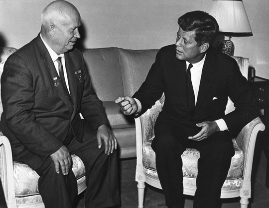  През 1962 разумът надделява у двамата световни лидери Хрушчов и Кенеди.