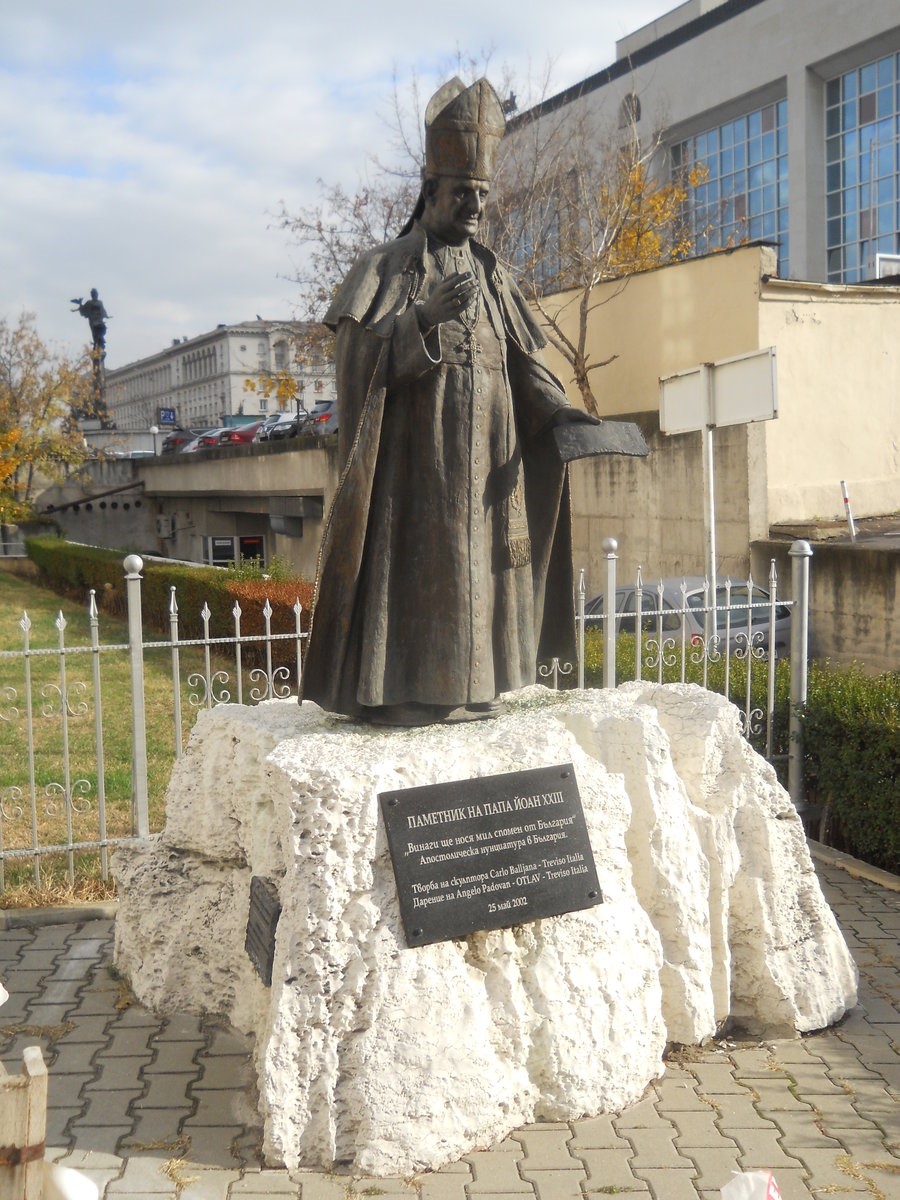  Паметникът на папата в центъра на София.