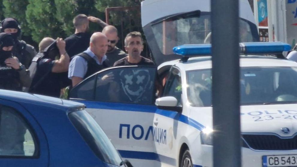 Въоръжен мъж се барикадира в Стара Загора след като простреля двама