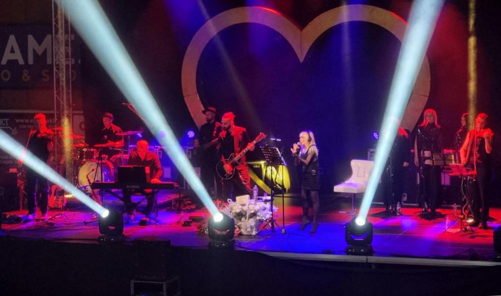 Лили Иванова вдигна на крака публиката в спортната зала Дружба