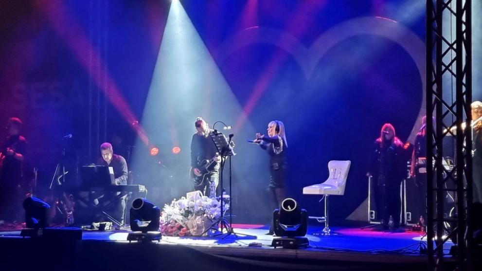 Публиката в Плевен посрещна и изпрати на крака и с