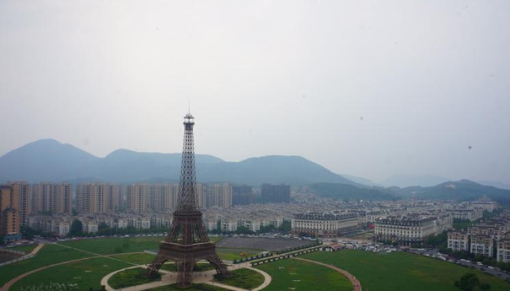 Айфелова кула - Бираджии препикават Айфеловата кула на шуменската ЖП гара (СНИМКИ)