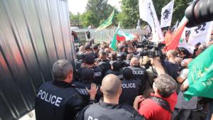 Протестът организиран от ПП Възраждане ескалира до бой с полицията